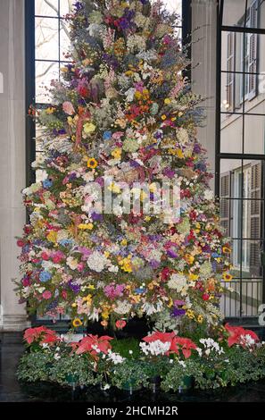 Weihnachtsbaum, groß, bedeckt mit getrockneten Blumen, einzigartige Dekorationen, Topfpflanzen, festlich, Feiertag, Winterthur Museum, Delaware, Winterthur, DE Stockfoto