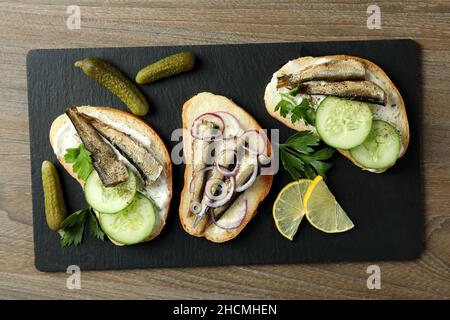 Tablett mit Sandwiches mit Sprossen auf Holzboden Stockfoto