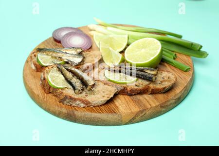 Brett mit Sandwiches mit Sprossen auf minzem Hintergrund Stockfoto