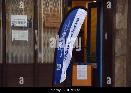 London, Großbritannien 30th. Dezember 2021. In Soho wurde ein kostenloser Covid-Heimtestkit-Sammelpunkt eingerichtet, da sich die Omicron-Variante des Coronavirus weltweit verbreitet. Kredit: Vuk Valcic / Alamy Live Nachrichten Stockfoto