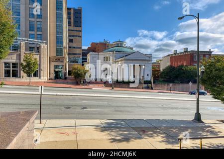 Die Monumental Church, 1224 East Broad Street, ist ein Denkmal für die Opfer des Feuers des Richmond Theatre im Jahr 1811. Stockfoto