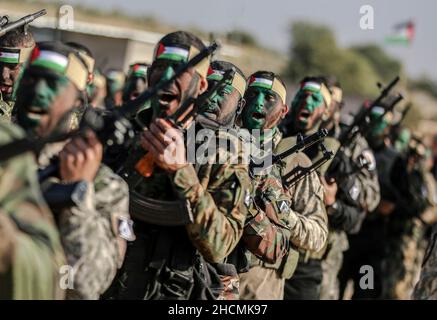 Gaza, Palästina. 29th Dez 2021. Palästinensische Kämpfer tragen Waffen während eines gemeinsamen Manövers zwischen den palästinensischen Fraktionen in der Stadt Rafah im südlichen Gazastreifen. (Foto von Yousef Masoud/SOPA Images/Sipa USA) Quelle: SIPA USA/Alamy Live News Stockfoto