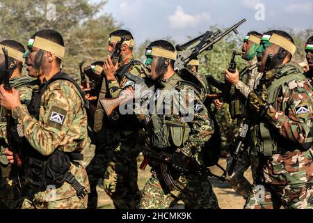 Gaza, Palästina. 29th Dez 2021. Palästinensische Kämpfer tragen Waffen während eines gemeinsamen Manövers zwischen den palästinensischen Fraktionen in der Stadt Rafah im südlichen Gazastreifen. (Foto von Yousef Masoud/SOPA Images/Sipa USA) Quelle: SIPA USA/Alamy Live News Stockfoto