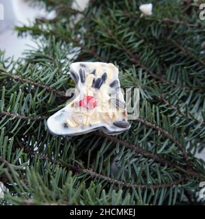 Hausgemachte Birdsaed, Fat Biscuit Mit Food Grains Und Red Rose Hip Stockfoto