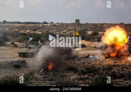 Gaza, Palästina. 29th Dez 2021. Flammen explodieren in der Nähe eines Scheinpanzers während eines gemeinsamen Manövers, das von palästinensischen Fraktionen in Rafah im südlichen Gazastreifen organisiert wird. Kredit: SOPA Images Limited/Alamy Live Nachrichten Stockfoto