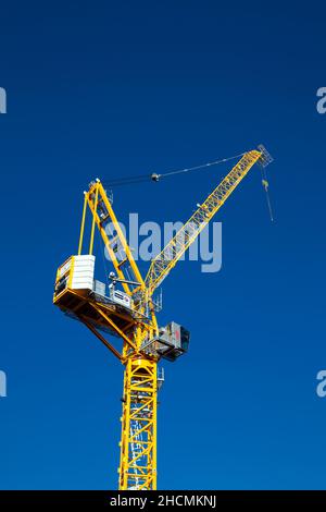 Gelber Baukran gegen blauen Himmel, London, Großbritannien Stockfoto