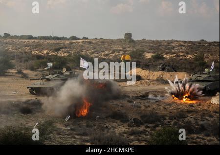 Gaza, Palästina. 29th Dez 2021. Flammen explodieren in der Nähe eines Scheinpanzers während eines gemeinsamen Manövers, das von palästinensischen Fraktionen in Rafah im südlichen Gazastreifen organisiert wird. Kredit: SOPA Images Limited/Alamy Live Nachrichten Stockfoto