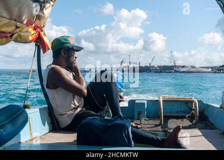 Sansibar, Tansania - Jan, 2021: Kapitän eines Tour-Bootes, das Bootstouren von Stone Town nach Nakupenda Sandbank und Turtle Island bietet. Stockfoto