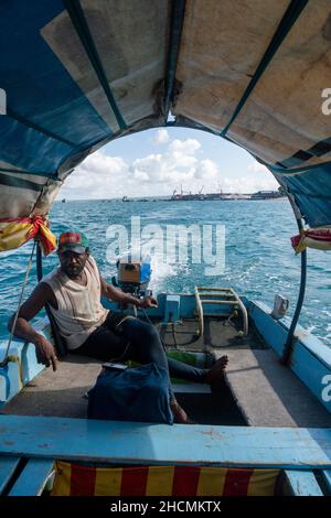 Sansibar, Tansania - Jan, 2021: Kapitän eines Tour-Bootes, das Bootstouren von Stone Town nach Nakupenda Sandbank und Turtle Island bietet. Stockfoto