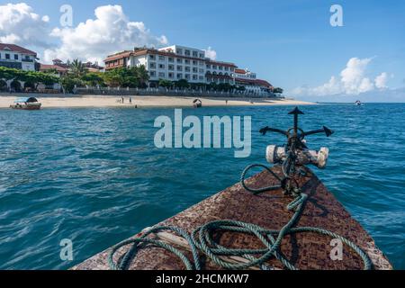 Bunte Häuser am Ufer der Stone Town Altstadt in Sansibar vom Boot aus gesehen. Afrika Stockfoto