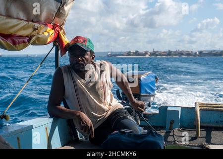 Sansibar, Tansania - Jan, 2021: Kapitän eines Tour-Bootes, das Bootstouren von Stone Town nach Nakupenda Sandbank und Turtle Island bietet. Stockfoto