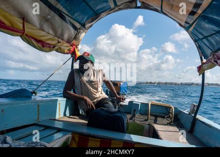 Sansibar, Tansania - Jan, 2021: Kapitän eines Tour-Bootes, das Bootstouren von Stone Town nach Nakupenda Sandbank und Turtle Island bietet. Stockfoto