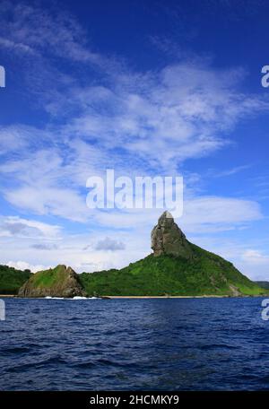 Brasilien, Pernambuco State, Fernando de Noronha Island Nature Reserve - 'Moro do Pico' Wahrzeichen vom Atlantik aus gesehen. UNESCO-Weltkulturerbe. Stockfoto