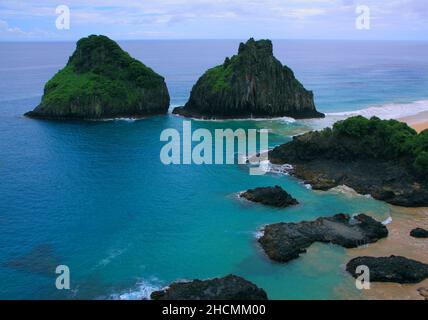 Brasilien Pernambuco State 'Fernando de Noronha' Island Naturschutzgebiet. UNESCO-Weltkulturerbe. Die zwei Brüder Felsen und Bucht von den Klippen aus gesehen. Stockfoto