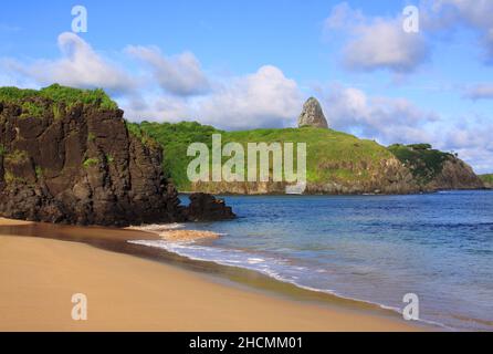 Brasilien, Pernambuco State, Fernando de Noronha Island Naturschutzgebiet - 'Moro do Pico' und schöner einsamer Strand. UNESCO-Weltkulturerbe. Stockfoto