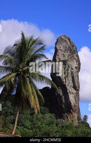 Brasilien Pernambuco State 'Fernando de Noronha' Island Naturschutzgebiet. UNESCO-Weltkulturerbe. Moro do Pico Rock, Wahrzeichen und Symbol der Insel Stockfoto