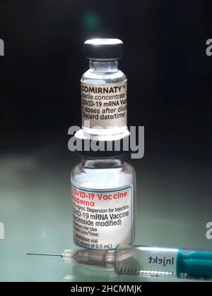 Isolierte Moderna Spikevax und Comirnaty Biontechampoule mit einer Spritze gegen Korona Stockfoto