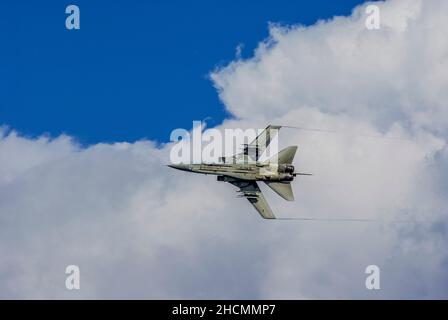 Royal Air Force Panavia Tornado F3 Jet Kampfflugzeug. RAF Tornado ADV fliegt in klarem blauen Himmel. Schnellstrahl. Tornado Air Defence Variante Stockfoto