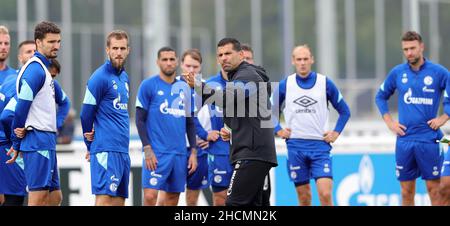 Gelsenkirchen, Deutschland. 17th August 2021. Schalke sagt Trainingslager in Tvºrkei aufgrund möglicher Corona-Fälle kurzfristig von firo: 17.08.2021 Fußball, 2nd Bundesliga, Saison 2021/2022, FC Schalke 04, Training, Coach Diwidrios GRAMMOZIS, mit Team, Team Credit: dpa/Alamy Live News Stockfoto