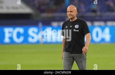 Gelsenkirchen, Deutschland. 13th August 2021. Schalke sagt kurzfristig Trainingslager in Tvºrkei wegen möglicher Coronavirus-Fälle firo: 13.08.2021, Fußball, 2nd Bundesliga, Saison 2021/2022, FC Schalke 04 - Erzgebirge Aue 1: 1 Manager Rouven SCHRvñDER, Schalke, Enttv§ nach der Schlusspfeife Credit: dpa/Alamy Live News Stockfoto