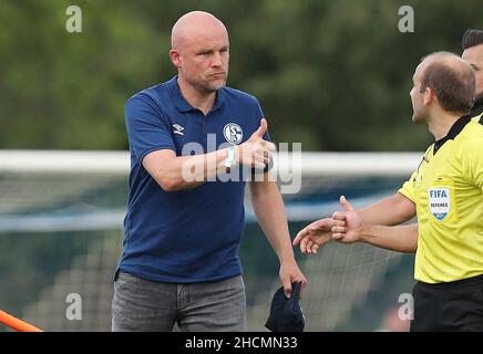 Schalke sagt Trainingslager in Tvºrkei aufgrund möglicher Corona-Fälle kurzfristig von firo: 03.07.2021, Fußball, 2nd Bundesliga, Saison 2021/2022, Trainingslager FC Schalke 04, Tag, Training, im Wittersill-Spiel in Kufstein, FC Schalke 04 - Zenit Sankt Petersburg-Manager Rouven Schrv? Der dankt dem Schiedsrichterteam Stockfoto