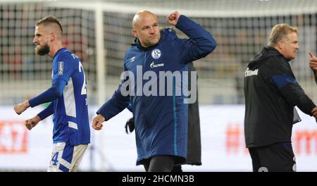 Hannover, Deutschland. 15th Oktober 2021. Schalke sagt Trainingslager in Tvºrkei wegen möglicher Corona-Fälle kurzfristig aus firo: 15.10.2021, Fußball, 2nd Bundesliga, Saison 2021/2022, Hannover 96 - FC Schalke 04 0: 1 Jubilations-Manager Rouven Schrv? Der Kredit: dpa/Alamy Live Nachrichten Stockfoto