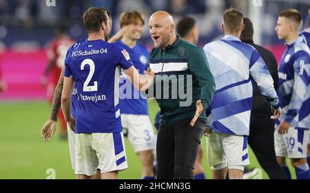 Schalke, Deutschland. 28th August 2021. Schalke sagt kurzfristig Trainingslager in Tvºrkei wegen möglicher Coronavirus-Fälle firo: 28.08.2021 Fußball: Fußball: 2nd Bundesliga, Saison 2021/2022 FC Schalke 04 - Fortuna Dvºsseldorf, Düsseldorf. Jubilation Rouven Schrv? Der, Schroeder mit Thomas Ouwejan Kredit: dpa/Alamy Live News Stockfoto