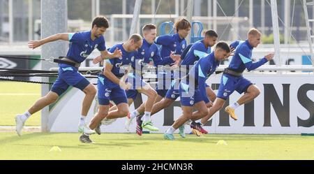 Schalke, Deutschland. 21st September 2021. Schalke sagt kurzfristig Trainingslager in der Türkei wegen möglicher Coronavirus-Fälle firo: 21.09.2021 Fußball: Fußball: 2nd Bundesliga, Saison 2021/2022 Schalke 04 Trainingsgummiband, Sprintübung, allgemein, Lauftraining, Krafttraining, Extreme Right Timo Becker Credit: dpa/Alamy Live News Stockfoto