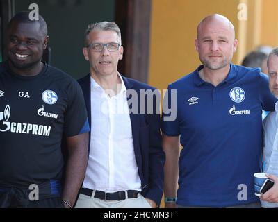 Schalke sagt Trainingslager in Tvºrkei wegen möglicher Koronafälle kurzfristig aus firo: 03.07.2021, Fußball, 2nd Bundesliga, Saison 2021/2022, Trainingslager FC Schalke 04, Tag, Training, im Wittersill-Spiel in Kufstein, FC Schalke 04 - Zenit Sankt Petersburg Peter KNV§bel, aus, FC Schalke 04, Halbfigur, Management, Sport, und, Kommunikation, mit, und, Gerald Asamoah, Rouven Schrv? Der. Stockfoto