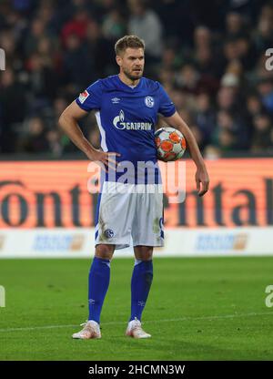 Hannover, Deutschland. 15th Oktober 2021. Schalke sagt Trainingslager in der Türkei wegen möglicher Coronavirus-Fälle kurzfristig von firo: 15.10.2021, Fußball, 2nd Bundesliga, Saison 2021/2022, Hannover 96 - FC Schalke 04 0: 1 Simon TERODDE, Schalke, ganze Figur mit Ball Credit: dpa/Alamy Live News Stockfoto