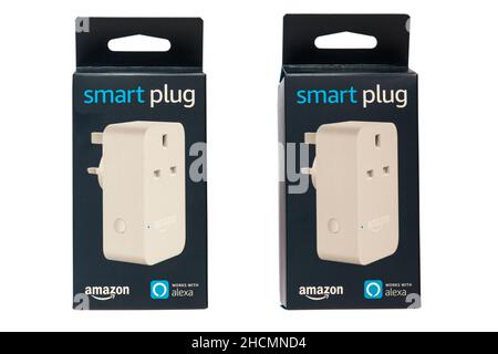 Smart Plug Smartplug funktioniert mit Alexa Amazon isoliert auf weißem Hintergrund - zwei intelligente Stecker in Boxen verpackt Stockfoto