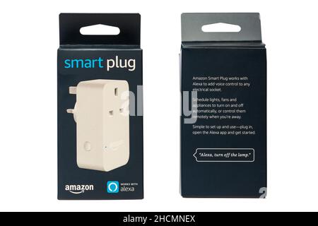 Smart Plug Smartplug funktioniert mit Alexa Amazon isoliert auf weißem Hintergrund - zwei intelligente Stecker in Boxen verpackt Stockfoto