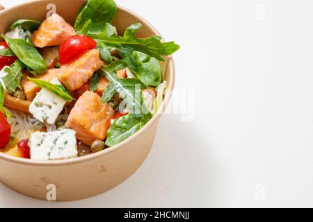 Nahaufnahme von Salat mit Lachs, Spinat, Kirschtomaten, Stockfoto