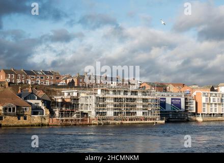 In North Shields, Nordostengland, Großbritannien, werden derzeit neue Wohnwohnungen am Flussufer gebaut Stockfoto