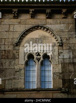 Spanien, Galizien, Provinz A Coruña, Santiago de Compostela. „Gothic House“ oder „Casa do Rei Don Pedro“. Detail eines der Fenster an der Hauptfassade des Gebäudes, von ogivaler Form und dekorativem Spitzbogen. Ein Beispiel für Compostelas Zivilarchitektur aus dem 14th. Jahrhundert. Die Volkstradition verbindet dieses Gebäude mit König Peter I. von Kastilien (1350-1369), obwohl man annimmt, dass es das Haus von Fernando de Castro gewesen sein könnte. Derzeit beherbergt es das 1951 gegründete Wallfahrtmuseum und das Santiago-Museum. Stockfoto