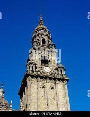 Spanien, Galicien, Santiago de Compostela. Die Kathedrale. Der Uhrturm oder der Berenguela-Turm. Dieser Name stammt fälschlicherweise von einem Verteidigungsturm, den Erzbischof Berenguel de Landoira 1316 zum Schutz der westlichen Flanke der Kathedrale errichten ließ. Obwohl es nichts mit dem Uhrenturm zu tun hat, dessen heutiges Aussehen dem 1676 errichteten Meister Antonio de Andrade, der den Barockturm an der Stelle eines mittelalterlichen Turms errichtete. Die Uhr stammt aus dem Jahr 1831 und wurde von Andrés Antelo mit einem Marmorzifferblatt gebaut. Architektonische Details. Stockfoto