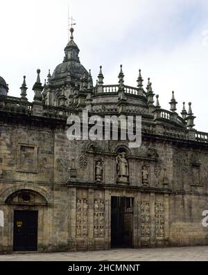 Spanien, Galizien, Kathedrale von Santiago de Compostela. Heilige Pforte oder Tor der Vergebung (1611). Es ist nur in den Jubilee-Jahren geöffnet. Die Nischen enthalten das Bild des heiligen Jakobus und seiner Jünger Athanasius und Theodore an seiner Seite. Es wurde mit 24 Skulpturen und anderen Elementen aus dem mittelalterlichen Chor gebaut, die dem Meister Mateo zugeschrieben werden. Ostfassade. Stockfoto