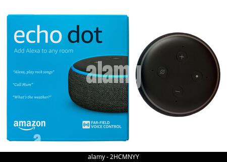 Amazon Echo Dot fügt Alexa jedem Raum hinzu, der auf weißem Hintergrund isoliert ist Stockfoto