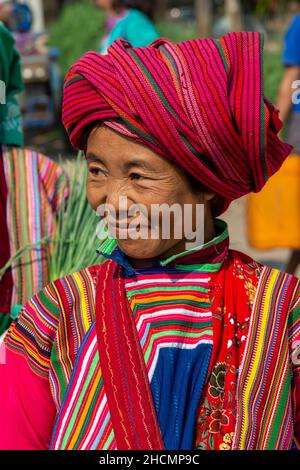 Tribal-Frau in einem wunderbar bunten roten Kostüm an der Anlegestelle von Phekhone (Phe-khone), im Dorf Phekhone, in Myanmar (Burma, Birma), Asien Stockfoto