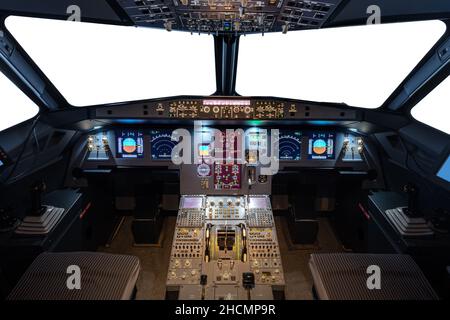 In einem großen Jet-Flugzeug-Cockpit, weißer Raum draußen Stockfoto