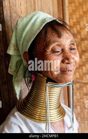 In einem kleinen Dorf - Myanmar (Burma), Südostasien - trägt eine Frau mit einem Giraffenhals oder einem langen Hals die traditionellen Halsringe Stockfoto