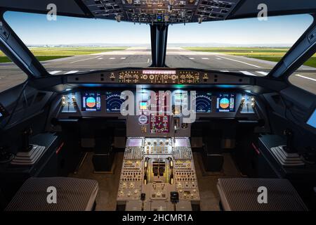 In einem großen Jet-Flugzeug-Cockpit, auf dem Weg zum Start Stockfoto