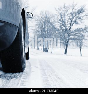 Auto im Winter im Schnee. Winterreifen. Winterlandschaft und schneebedeckter Hintergrund. Stockfoto