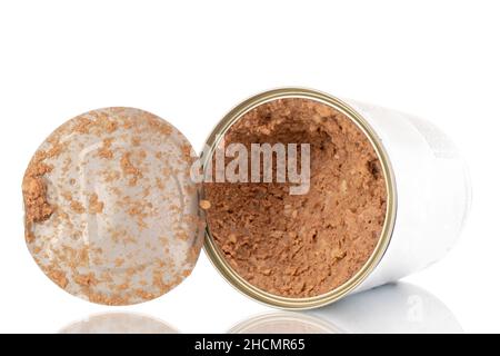 Ein Fleischkonserven für Hunde, Nahaufnahme, isoliert auf Weiß. Stockfoto