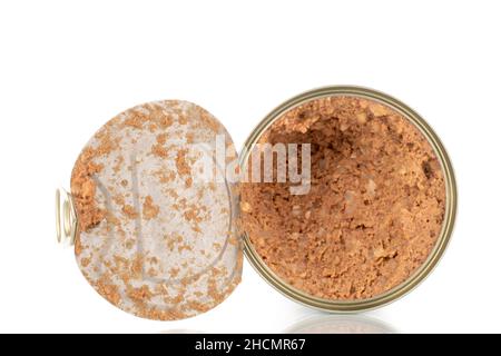 Ein Fleischkonserven für Hunde, Nahaufnahme, isoliert auf Weiß. Stockfoto
