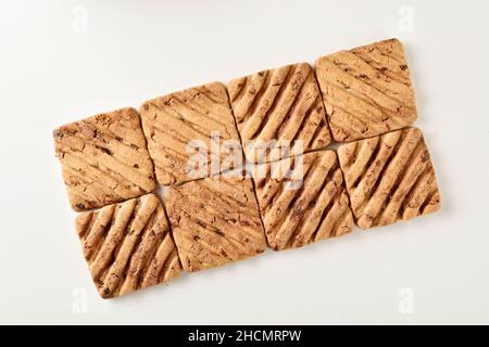 Knusprige Schokoladenkekse isoliert auf weißem Hintergrund mit Schnittpfad Stockfoto