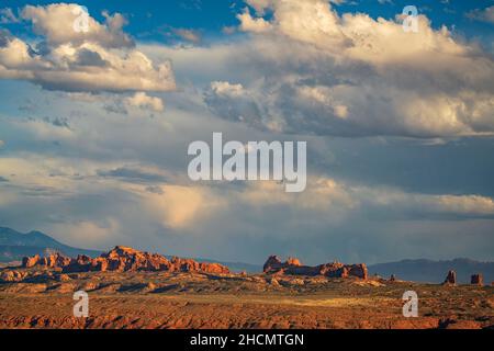 Am späten Nachmittag Himmel über Elephant Butte im Arches National Park Stockfoto