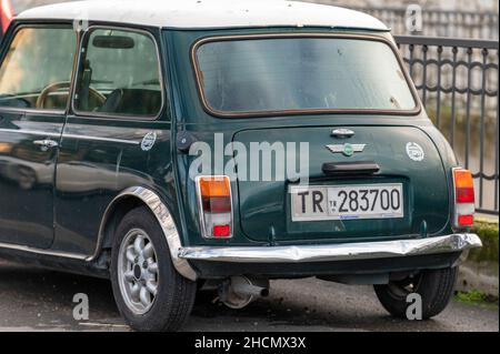 terni,italien februar 11 2021:Mini cooper Jahrgang in grüner Farbe Stockfoto