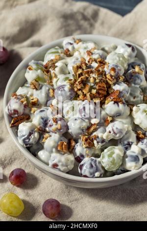 Gesunder Bio-cremiger Traubenkalat mit Frischkäse und Nüssen Stockfoto