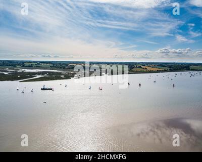 Sutton Suffolk UK Juni 26 2021: Kleine Segelboote an einem klaren und warmen Sommertag auf dem Fluss Deben in Suffolk Stockfoto